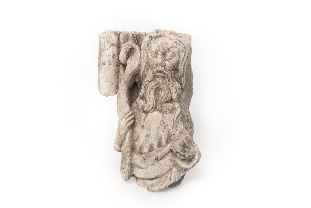 Fragment van een architectuuronderdeel met een profeet