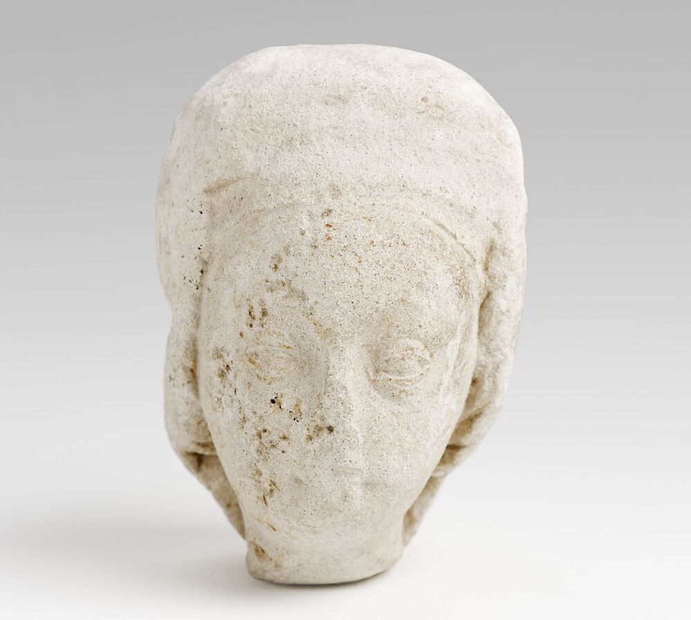 Zandstenen vrouwenkopje