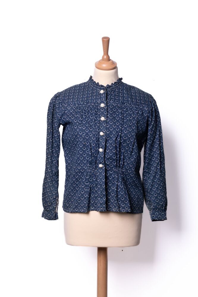 Een blauw jak van bedrukt katoen met ruitjesmotief