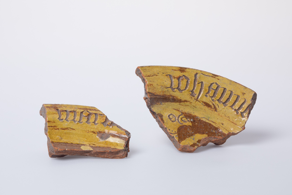 Twee scherven van een schotel (Midwolda)