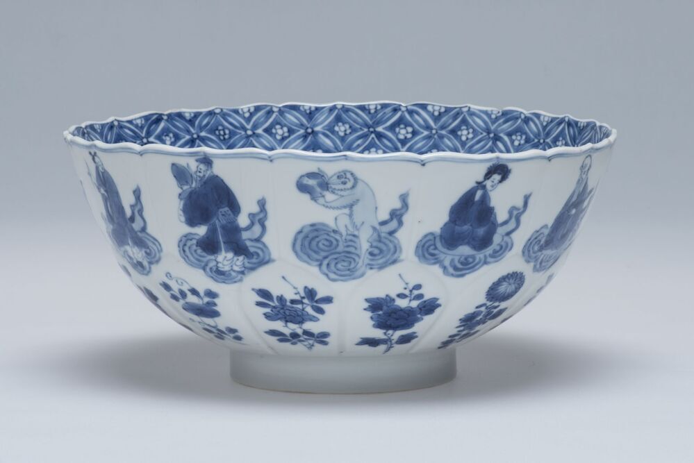 Kom met accoladevormige bovenrand