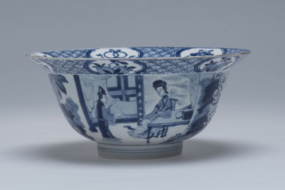 Kom met wijd uitstaande bovenrand