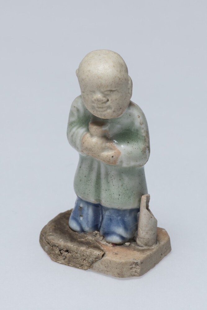 Beeldje van jongensfiguur