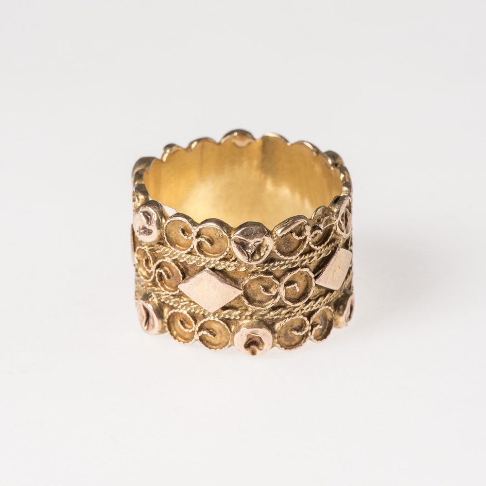 Bandvormige brede gouden ring