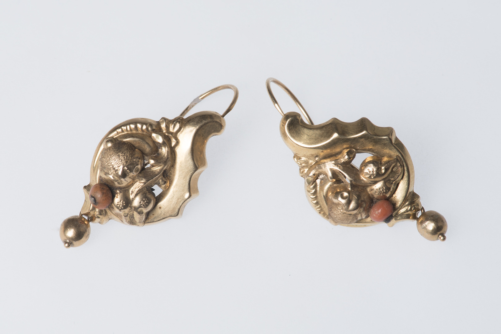 Twee gouden oorbellen