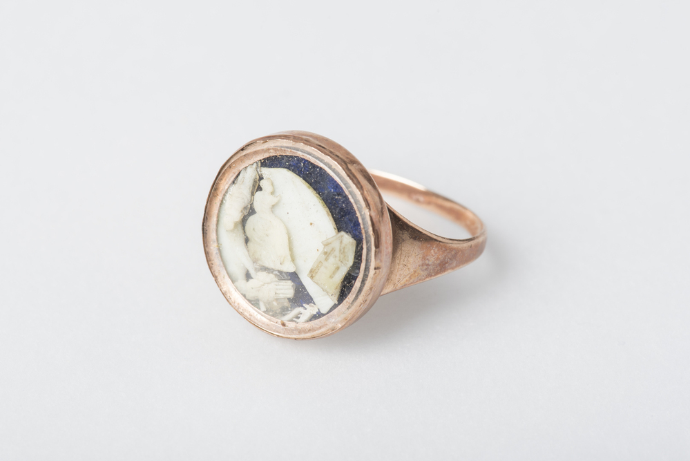 Ring met medaillon