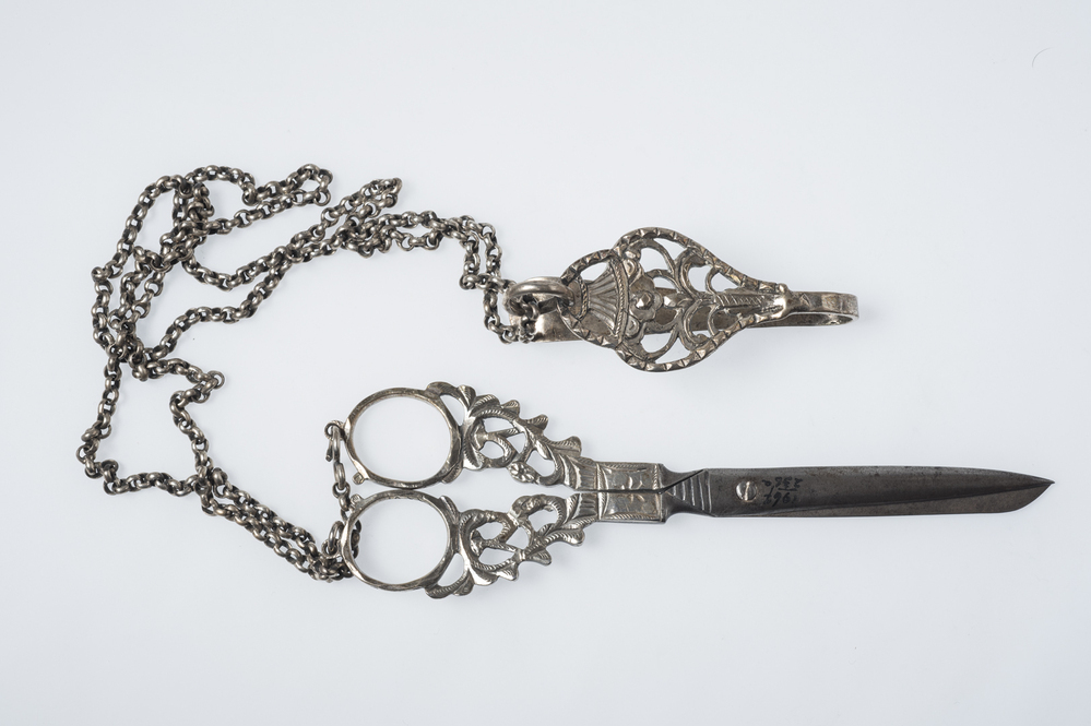 Schaar met ketting en haak