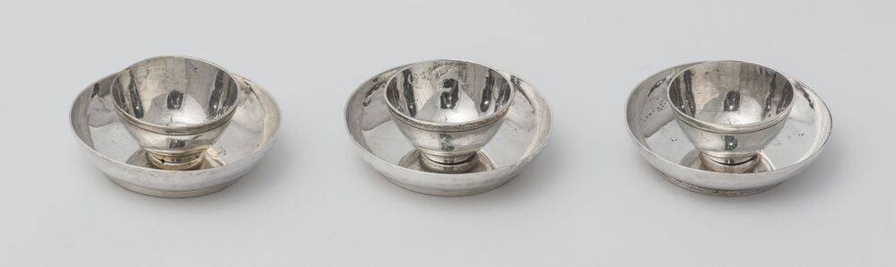 miniatuur koppen met drie schotels