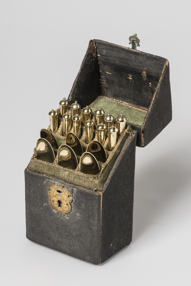 Kistje met fruitbestek