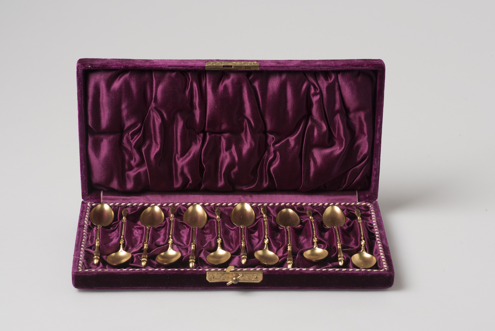 Twaalf gouden bokkepootlepeltjes