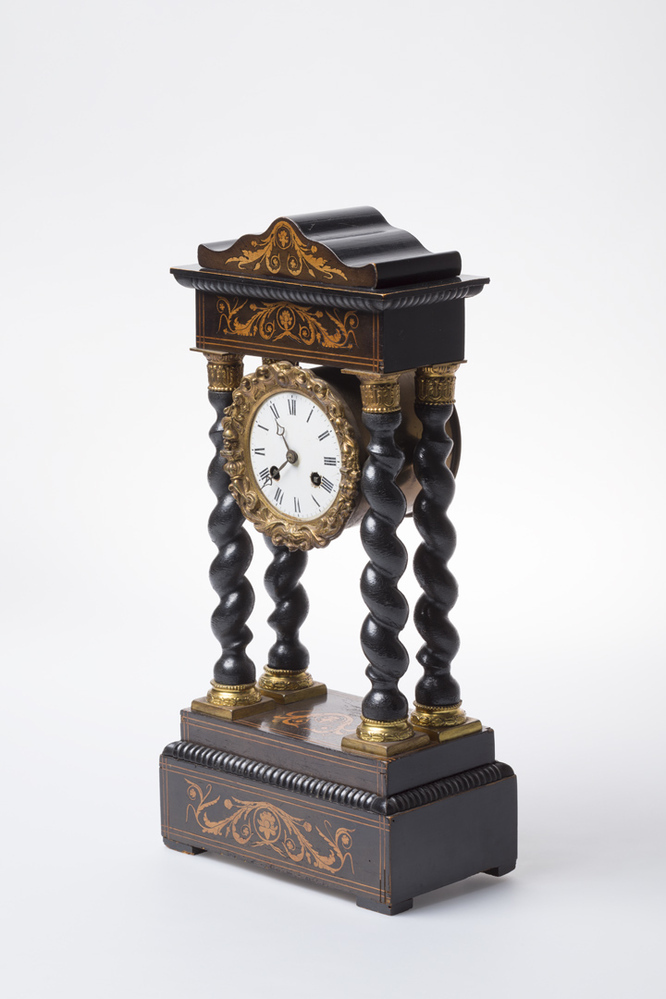 Zwart houten pendule met goudkleurig inlegwerk