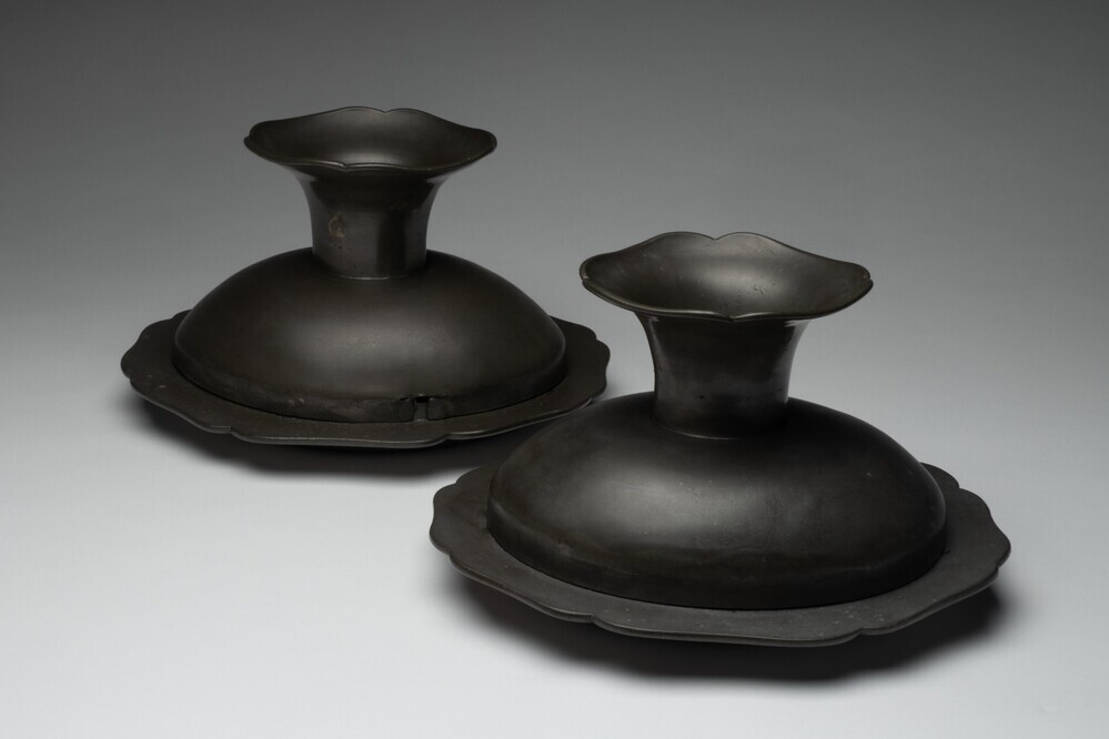 Twee tinnen kandelaars