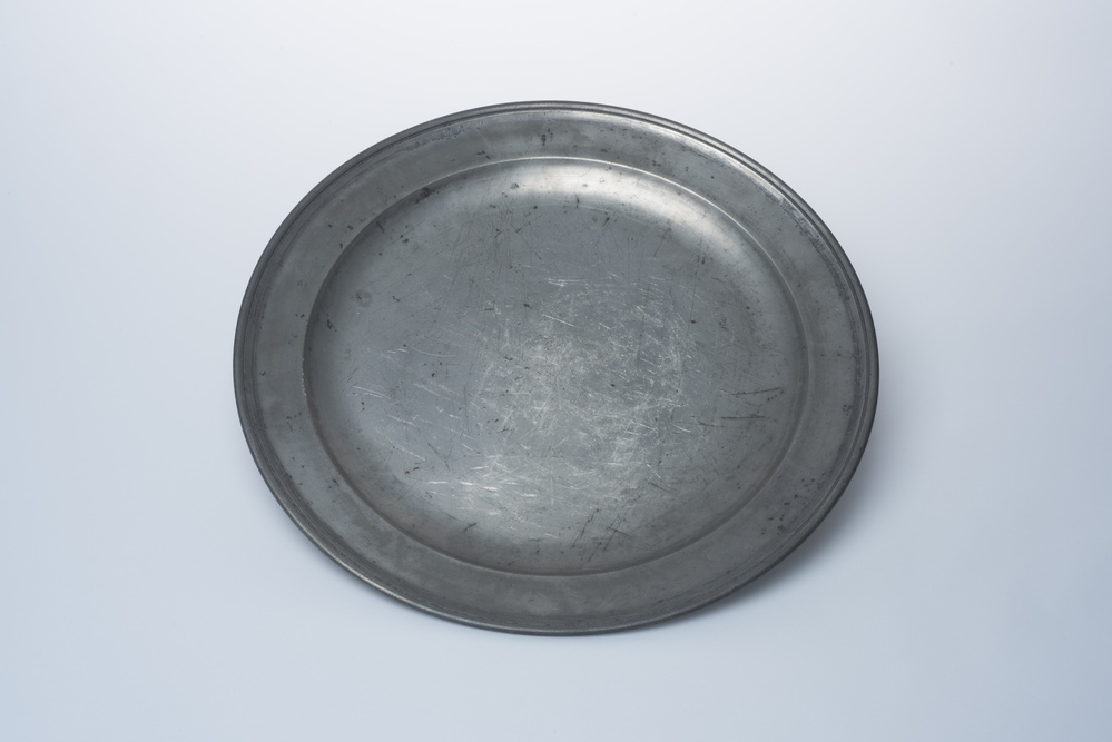 Grote platte tinnen schotel