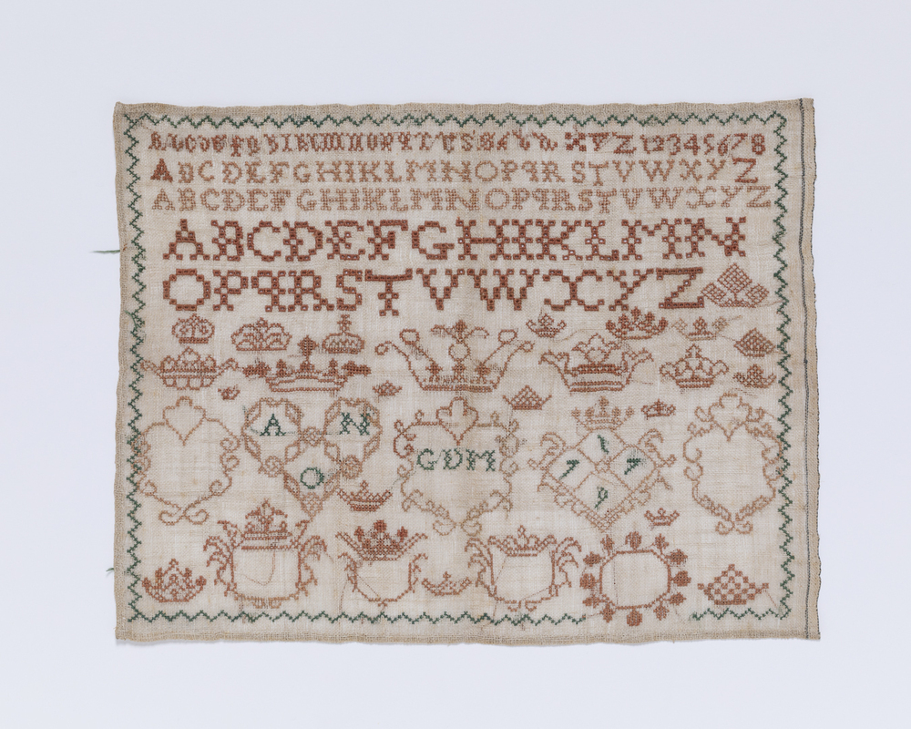 Letterdoek met letters en kronen en schilden