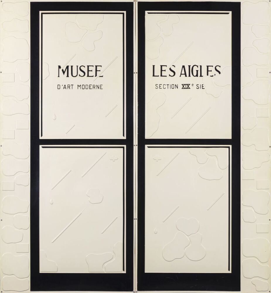 Musee des Aigles, no. 2, double porte