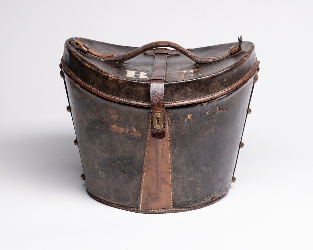 Hoedendoos voor een hoge herenhoed