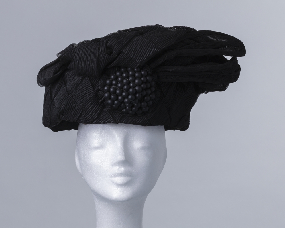 Een grote zwarte dameshoed van organza