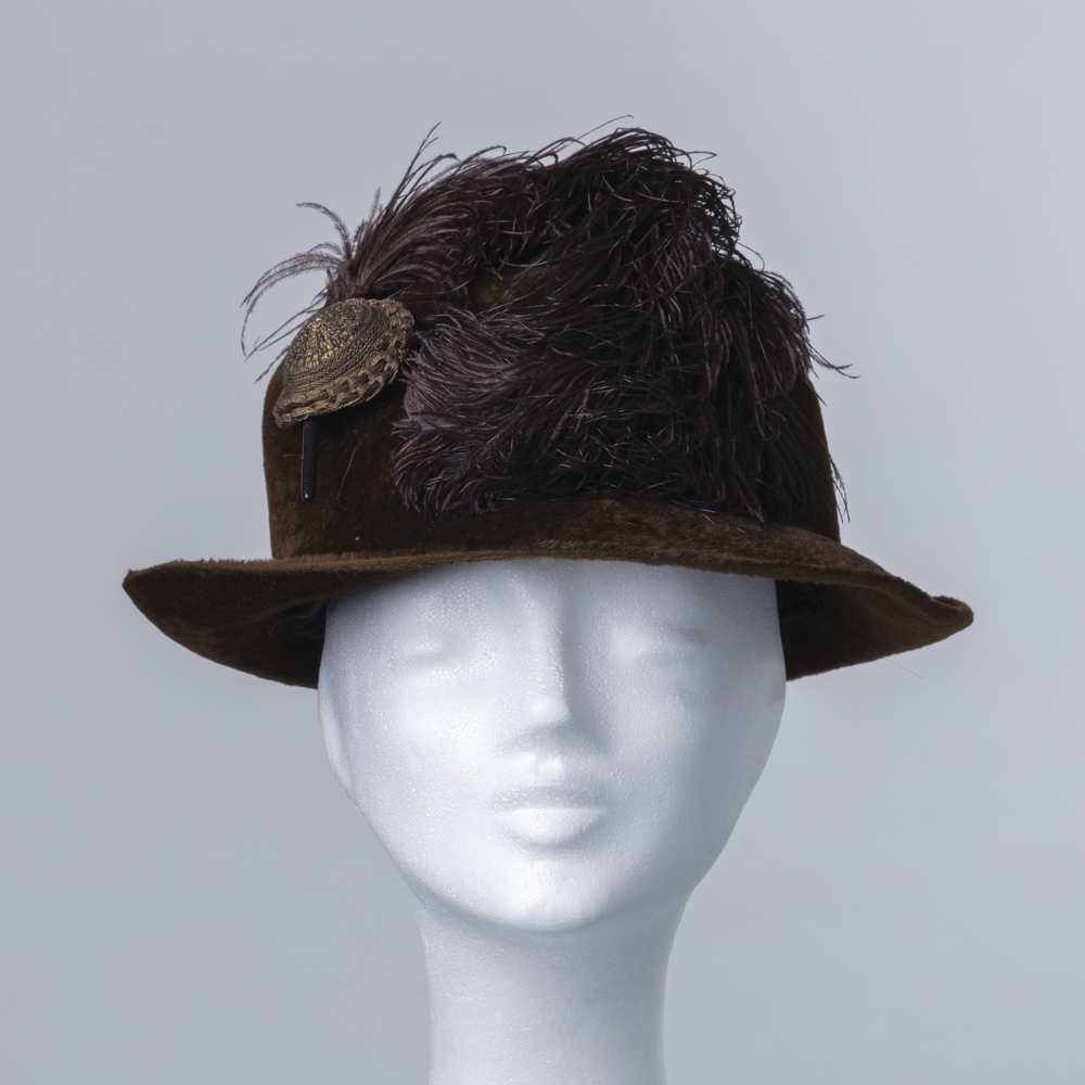Donkerbruine vilten dameshoed met grote veer