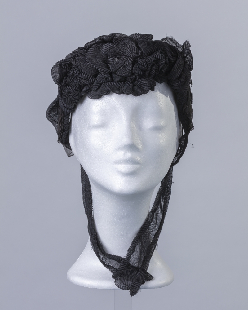 Zwarte damesmuts in de stijl van een kapothoed