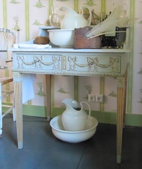 Toilettafel met bijbehorende spiegel