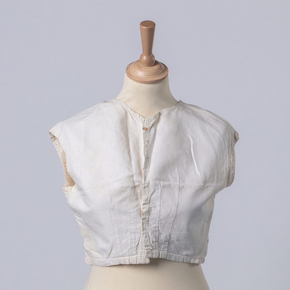 Een wit linnen onderlijfje