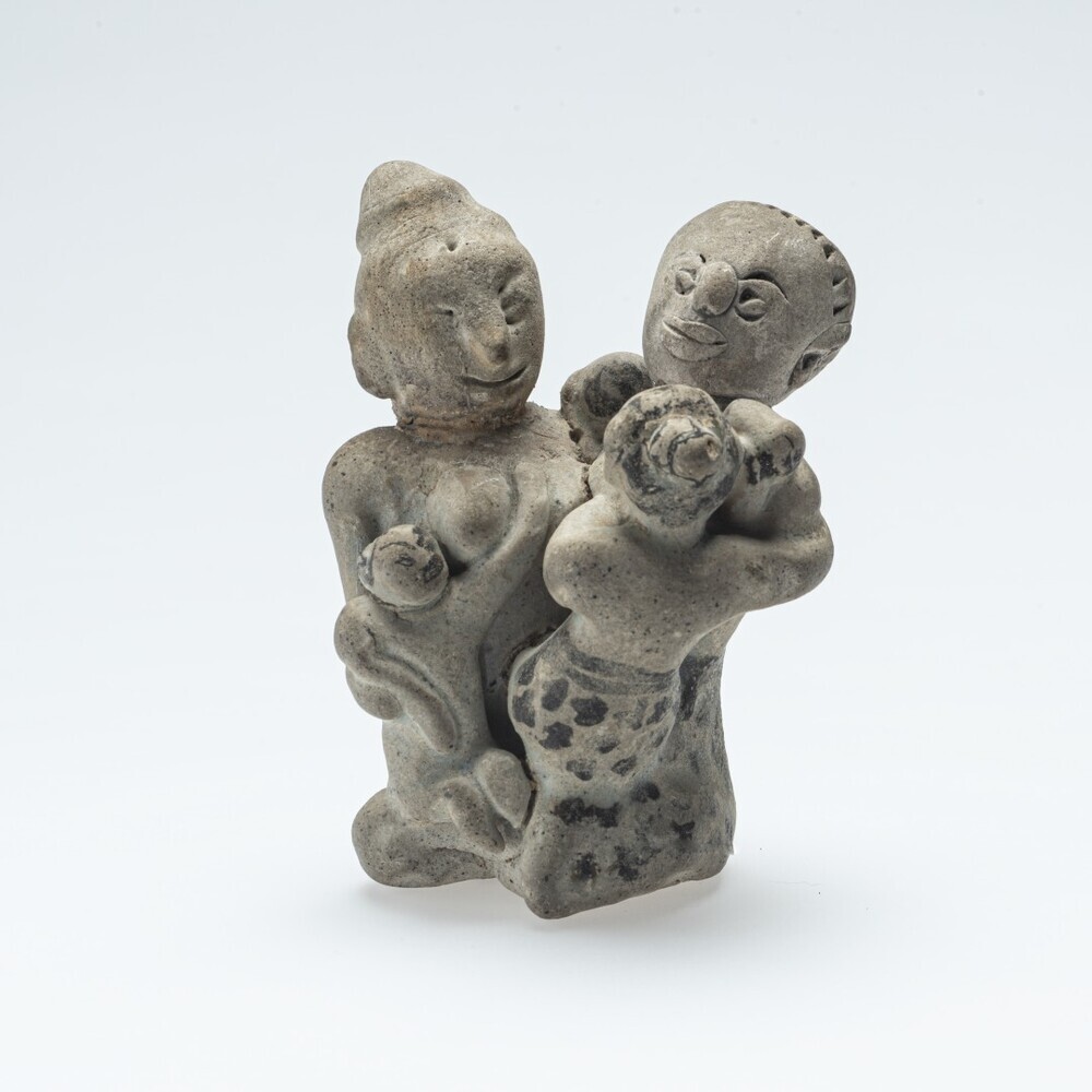 beeldje van een groepje van twee vrouwen, ieder met een kind