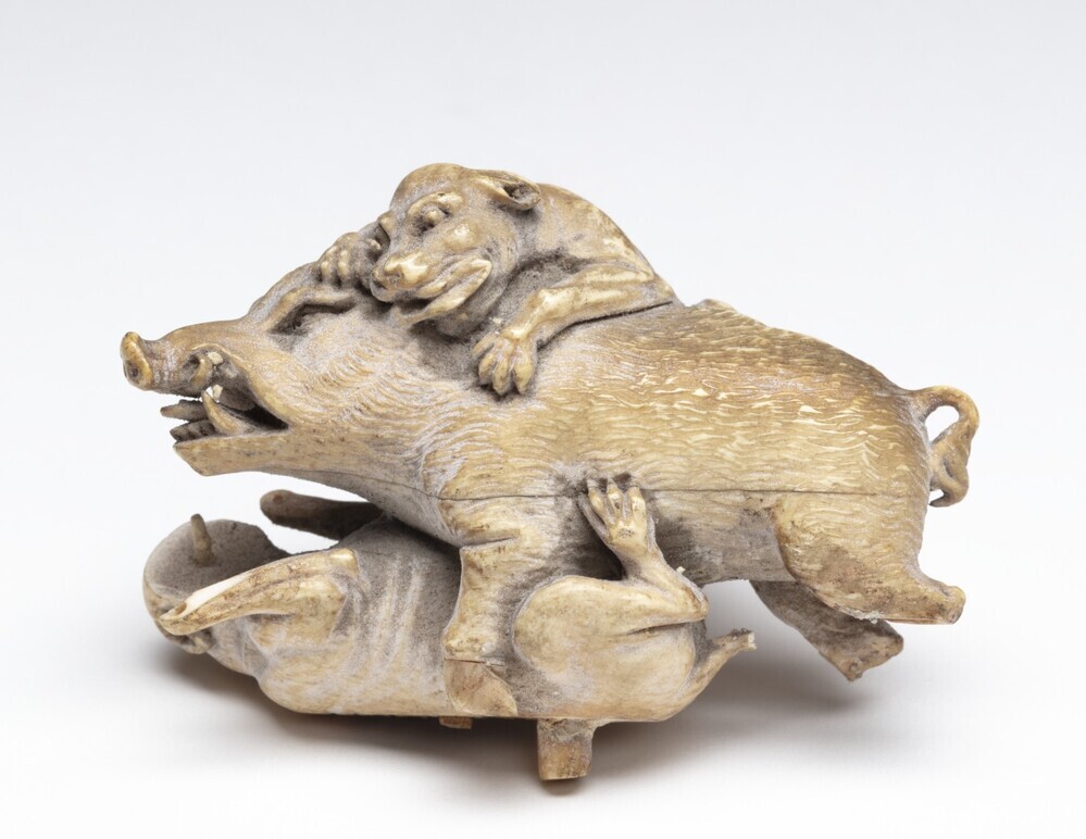 Netsuke "everzwijn vechtend met twee honden"