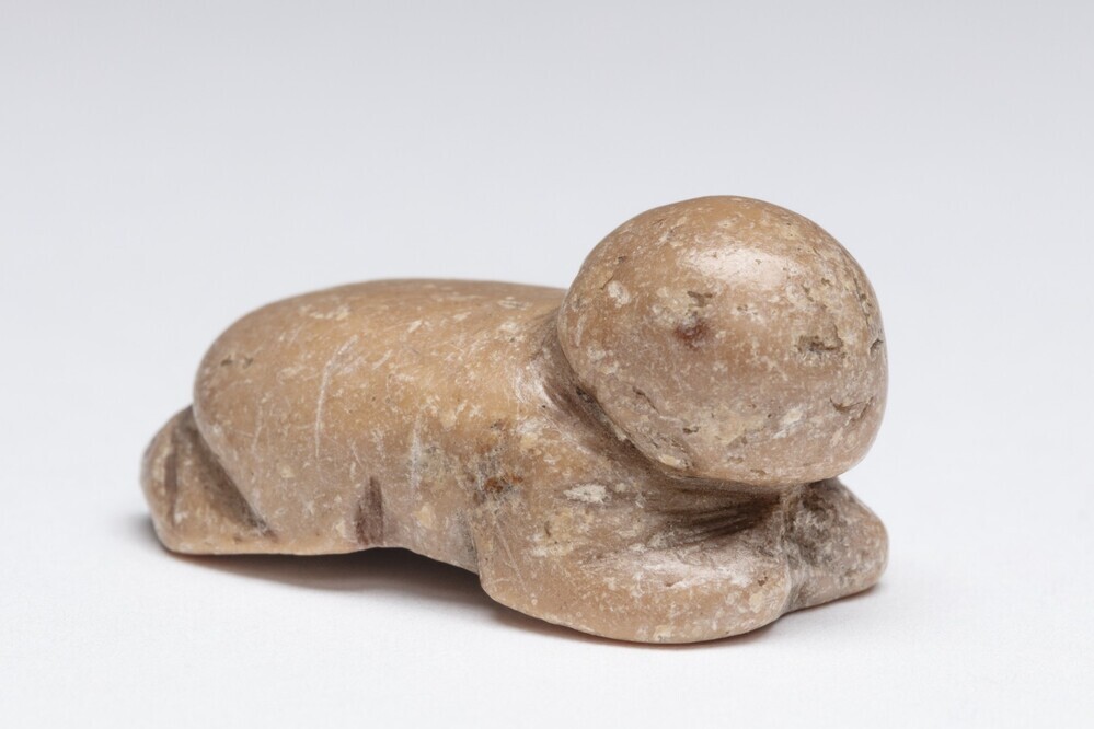 Netsuke "van voorover knielend figuur"