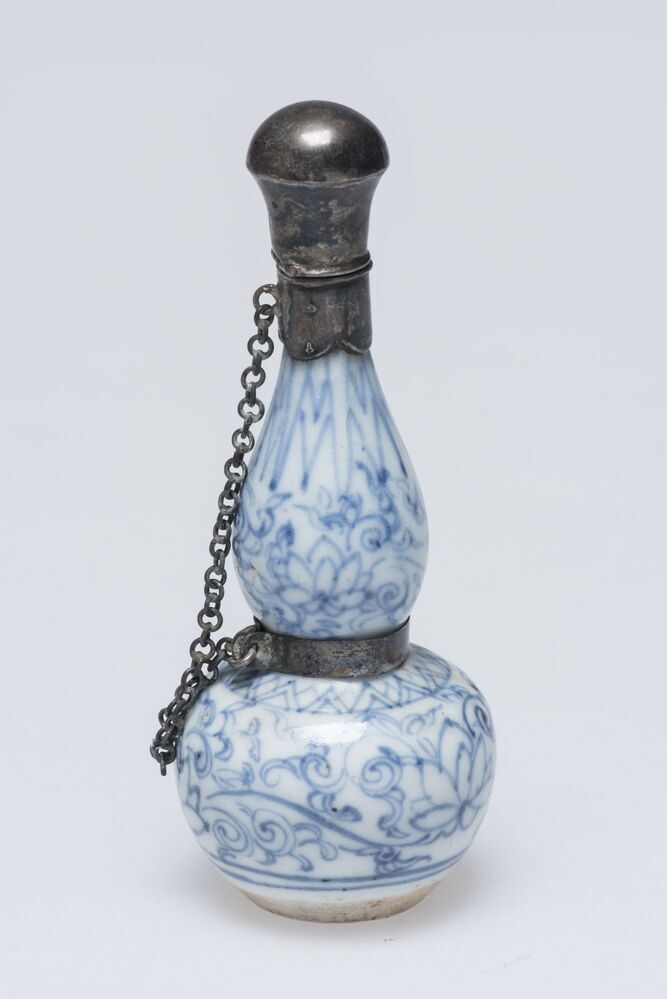 Flesje met zilveren montuur