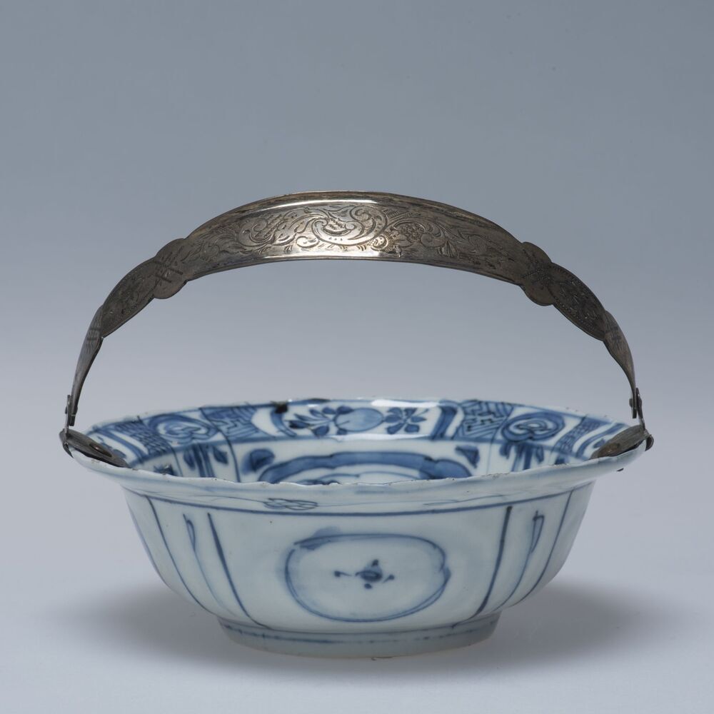 Klapmutskom met landschap en zilveren montuur