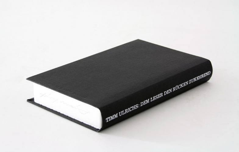 Dem Leser den Rücken zukehrend