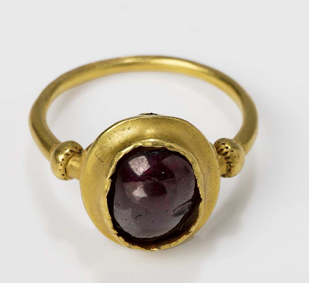 Gouden ring met paarse steen (Westeremden)