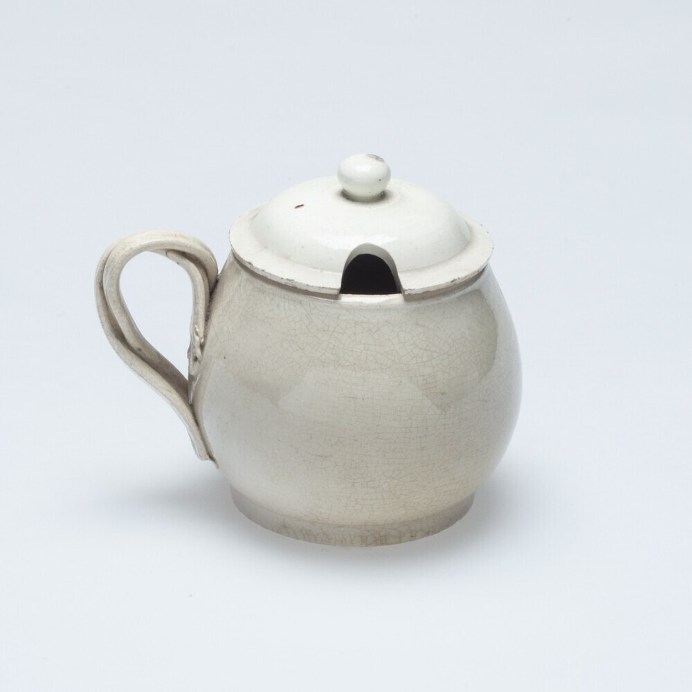 Mosterdpotje met deksel en gevochten oor