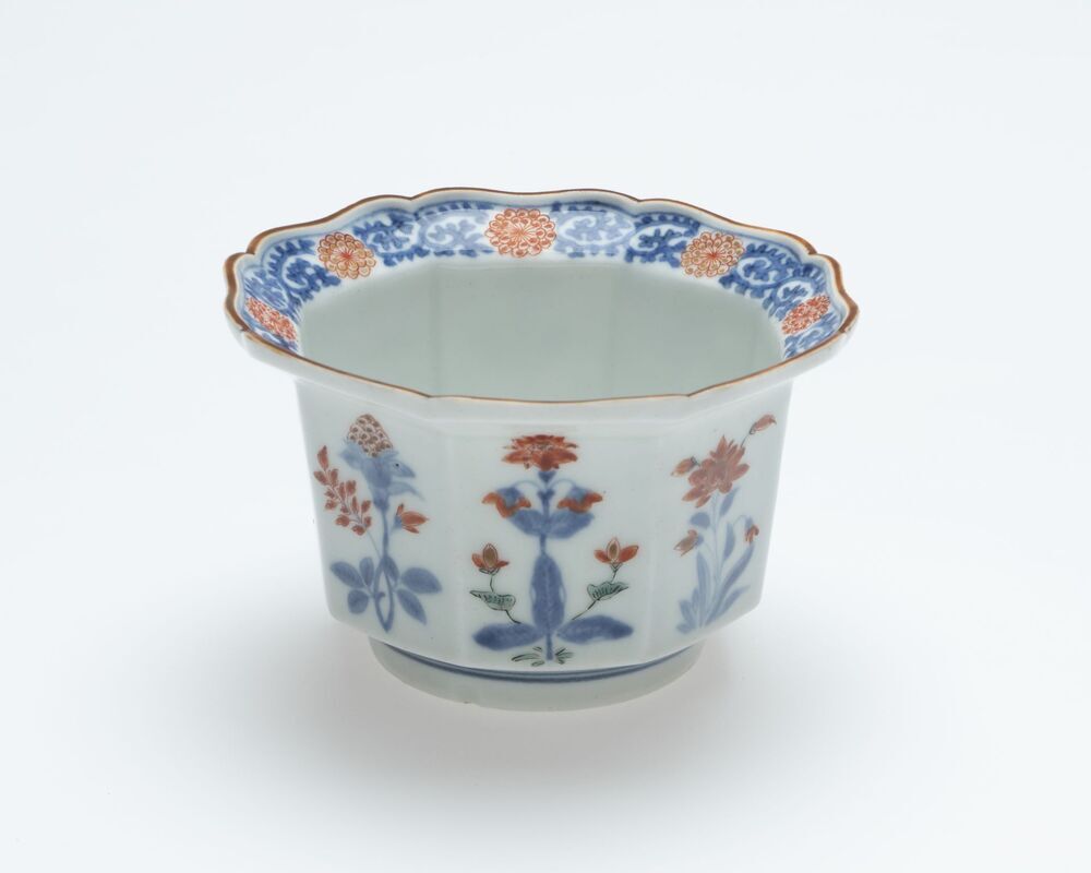 Achthoekige kom met gelobde bovenrand