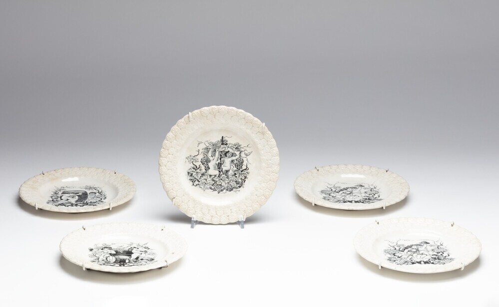 Vijf ontbijtbordjes met decoraties