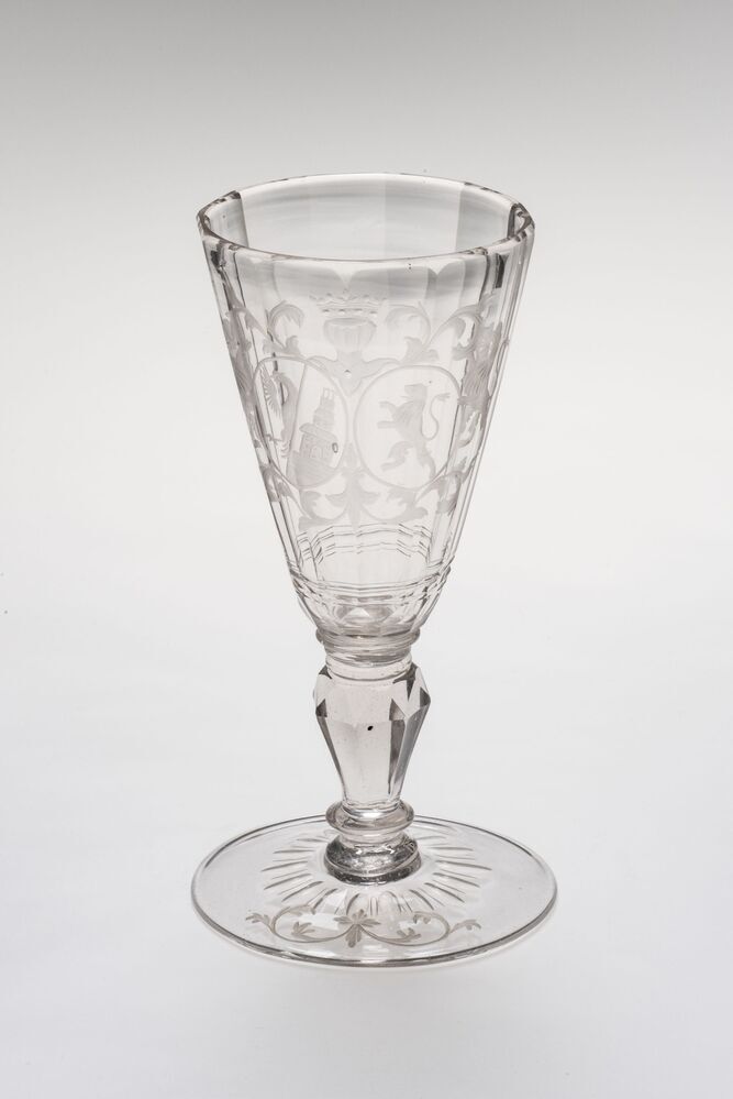 Bokaal met wapens families Von Inn und Knipshausen en Alberda