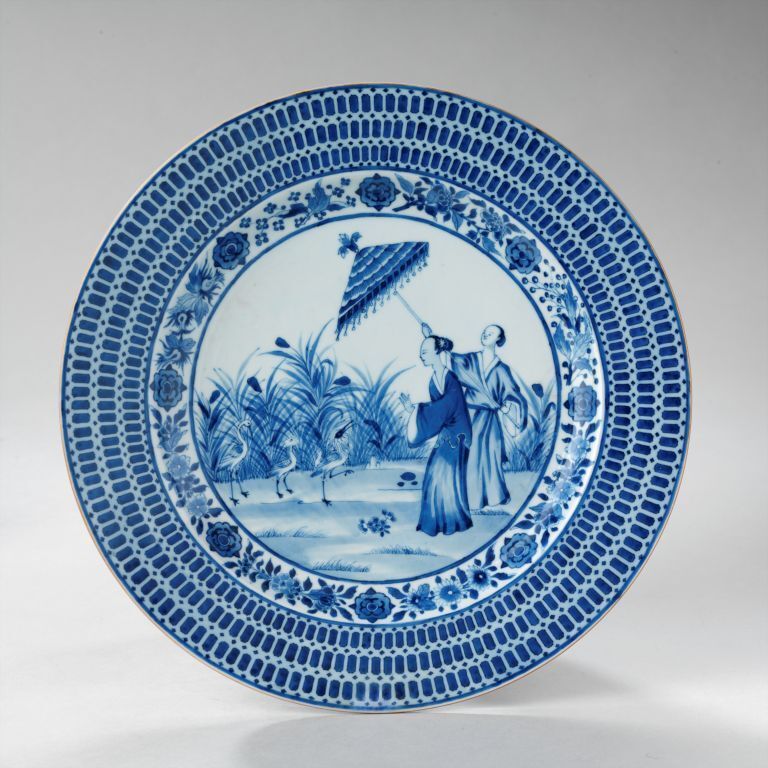 Schotel met voorstelling van de parasoldames naar Cornelis Pronk