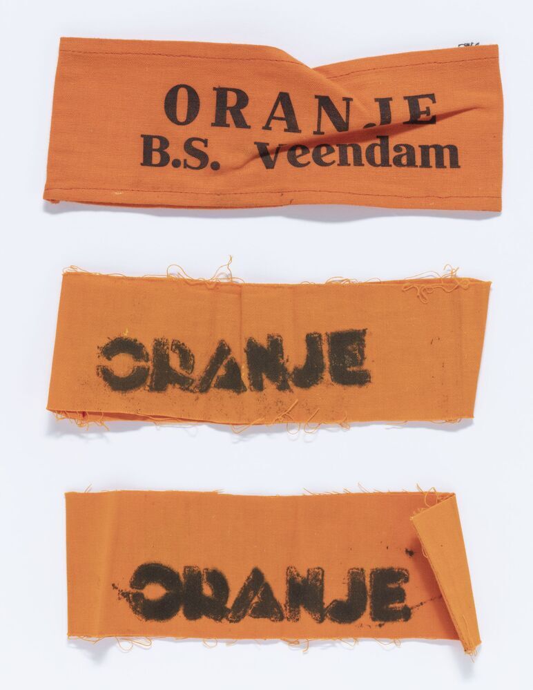 Drie oranje armbanden