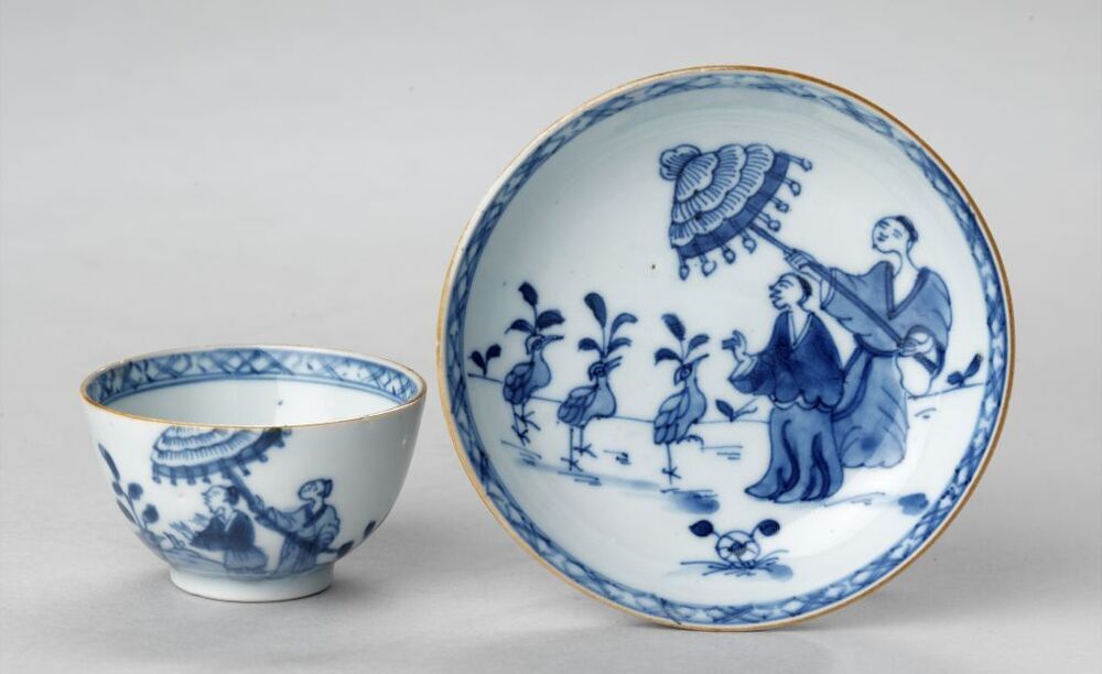 Theekop en schotel met parasoldames