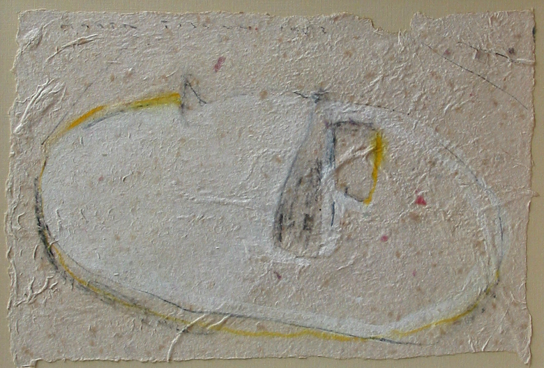 Fles en twee glazen op ovale tafel