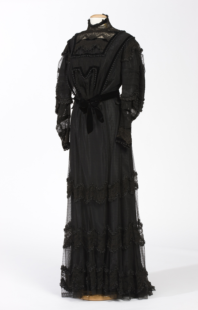 Lijfje van zwarte taftzijde, kant, fluweel en genopte tule