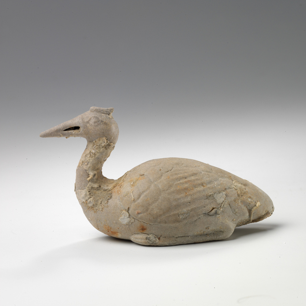 Beeldje van een rustende kraanvogel