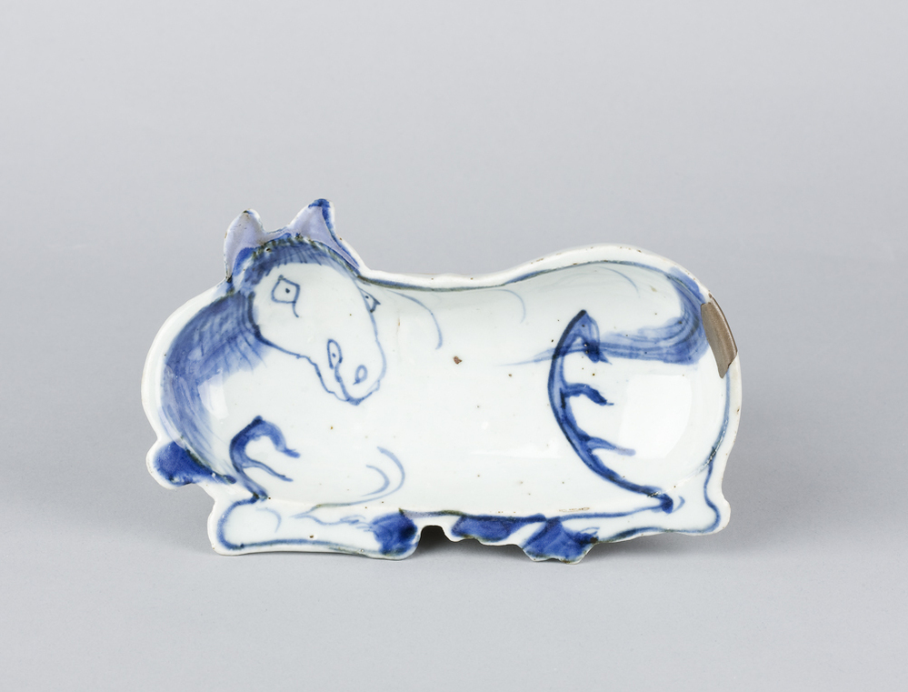 Schaaltje in de vorm van een liggend paard