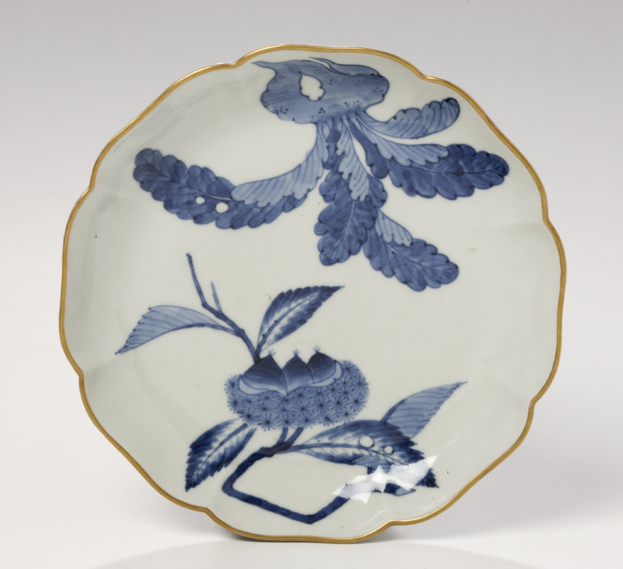 Bord met gelobde wand