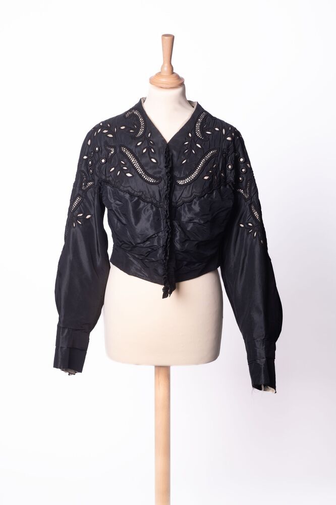 Zwart zijden jak/jasje