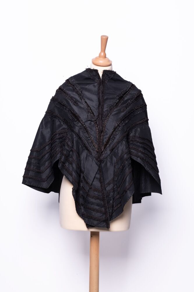 Een korte zwarte cape