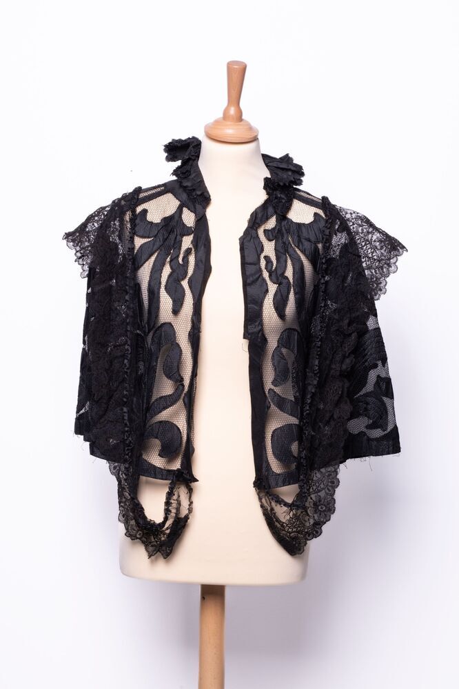 Een zwart capeje van tule