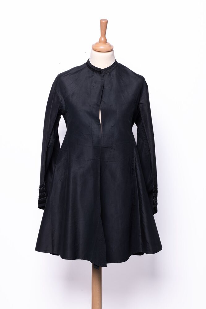 Een zwart taftzijden jasje