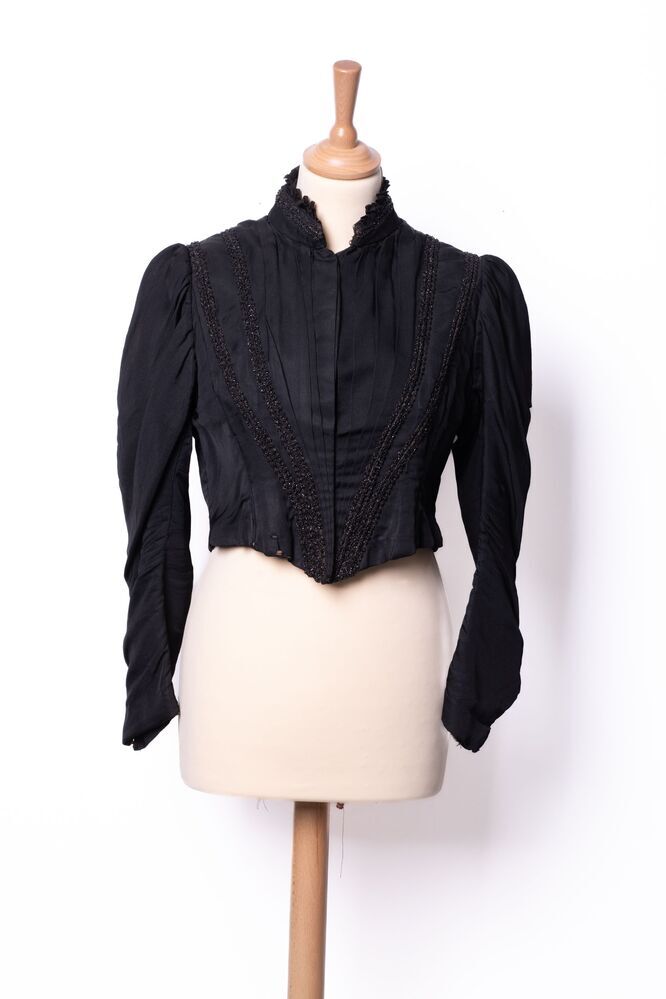 Zwart zijden (popeline) jakje