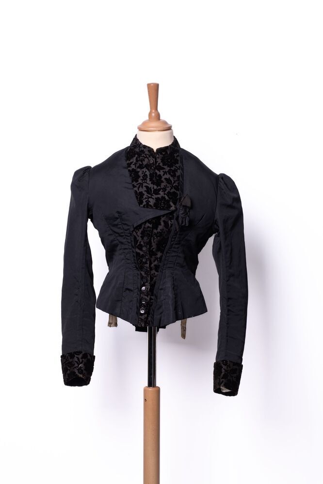 Zwart zijden schootlijfje